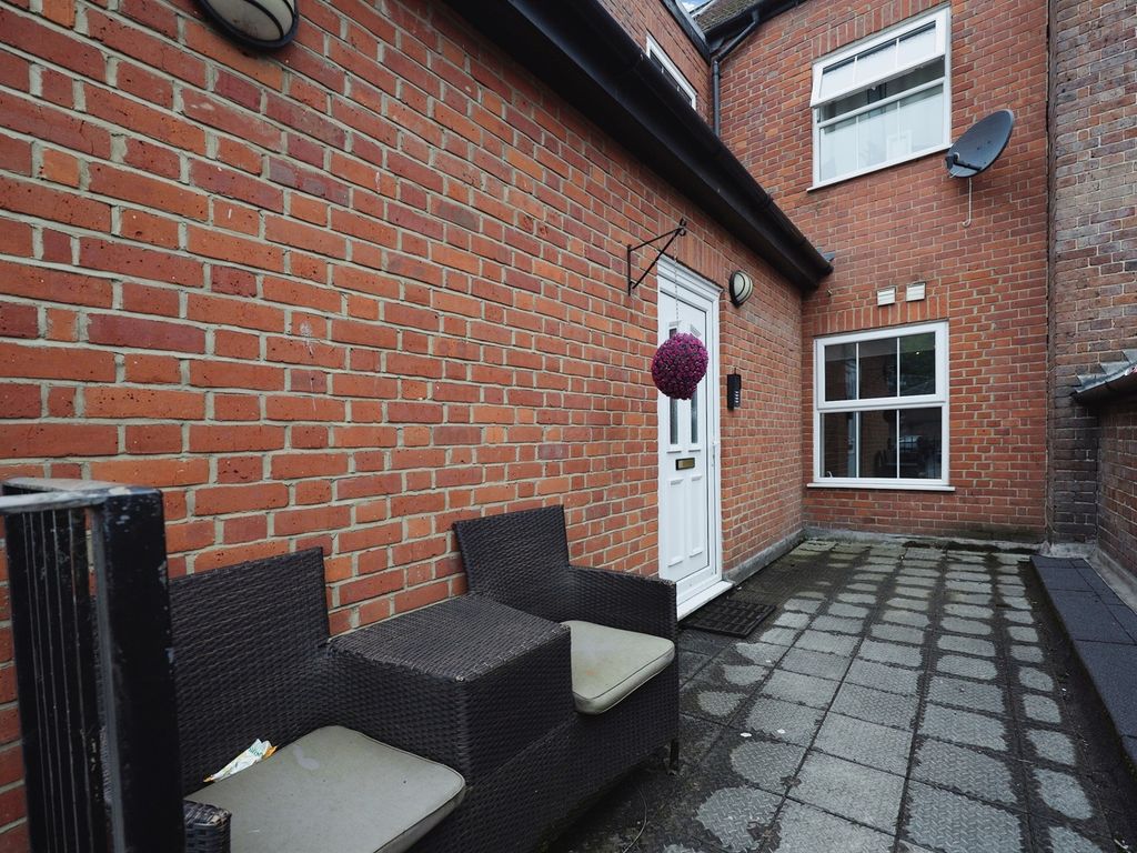 1 bed flat for sale in East Street, Chesham HP5, £190,000