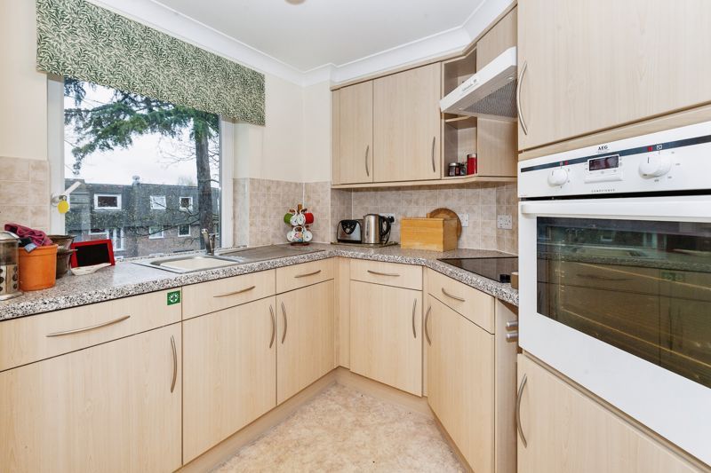 1 bed flat for sale in Connaught Court, Windsor SL4, £190,000