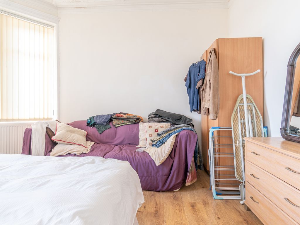 1 bed flat for sale in Broadloan, Renfrew PA4, £53,000
