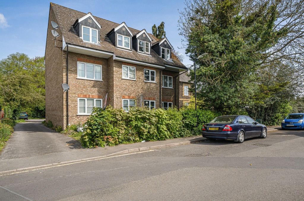 1 bed flat for sale in Chiltern View Road, Uxbridge, Middlesex UB8, £230,000