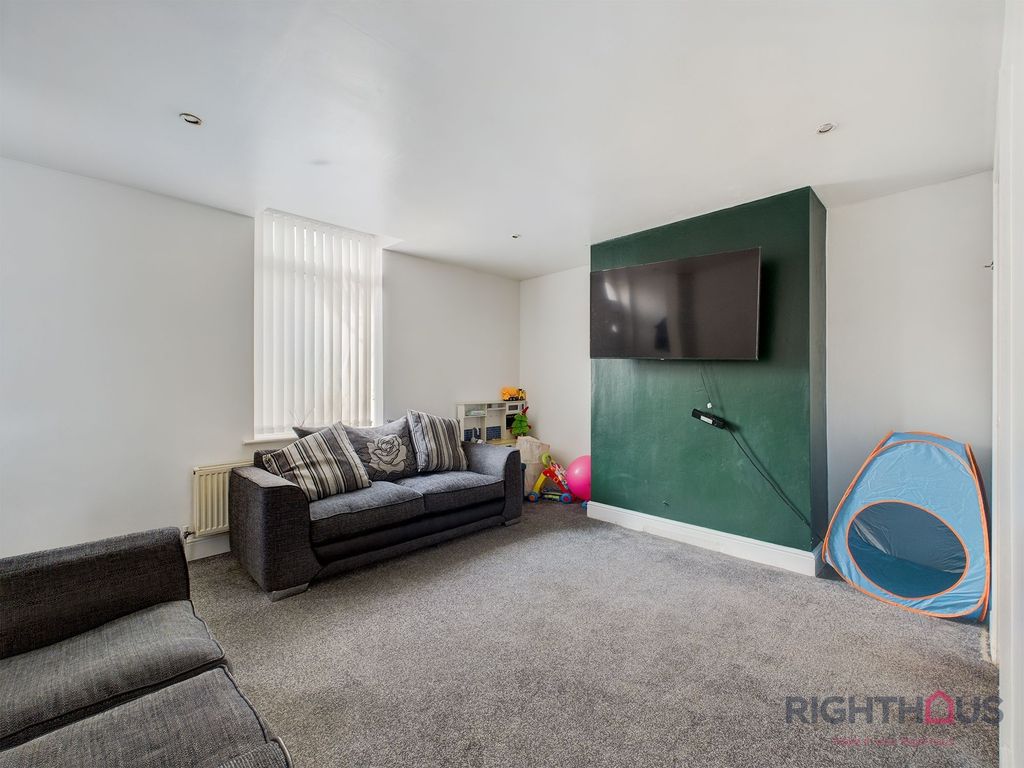 2 bed end terrace house for sale in Bradford Road, Oakenshaw BD12, £110,000