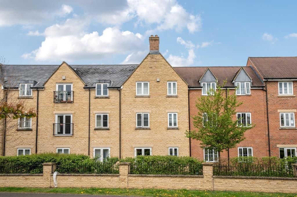 2 bed flat for sale in Yarnton, Oxfordshire OX5, £200,000