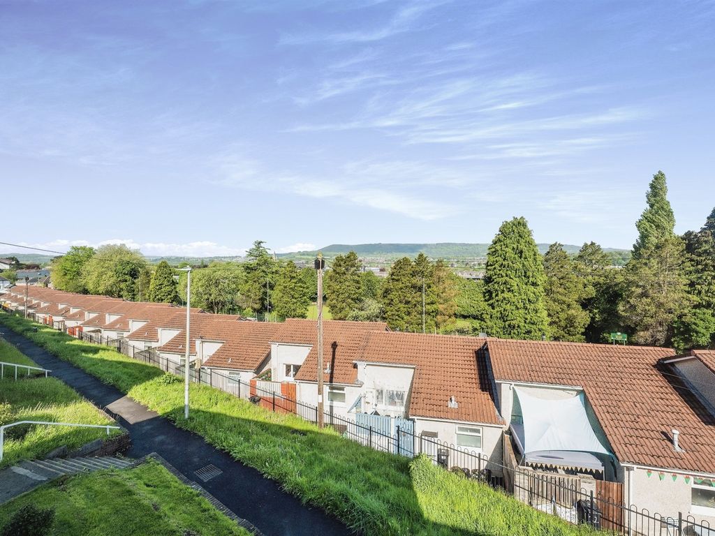 2 bed flat for sale in Gnoll View, Neath SA11, £90,000