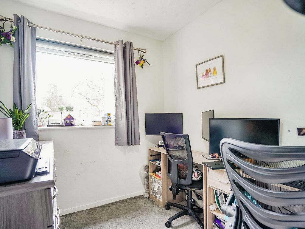 2 bed flat for sale in Aston View, Hemel Hempstead HP2, £200,000