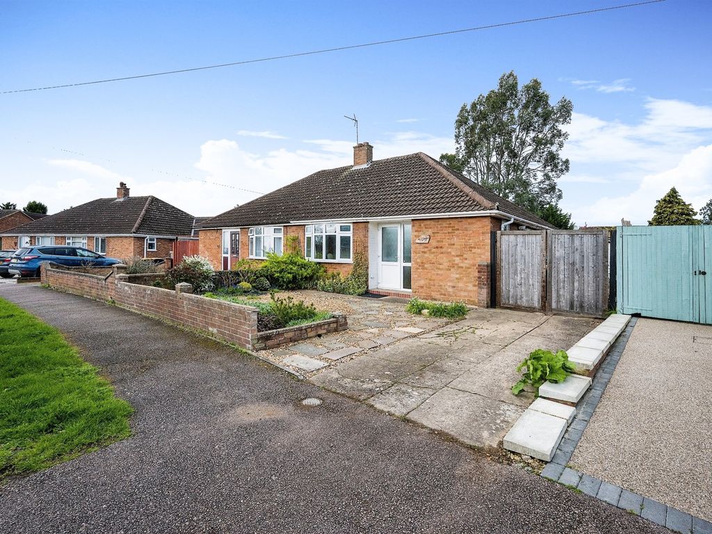 2 bed semi-detached bungalow for sale in Tudor Close, Bromham, Bedford MK43, £325,000