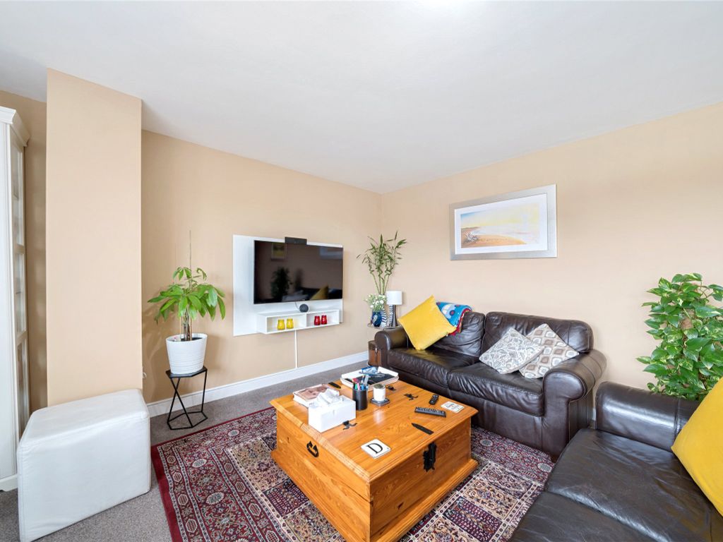 2 bed flat for sale in London Road, London SW16, £240,000