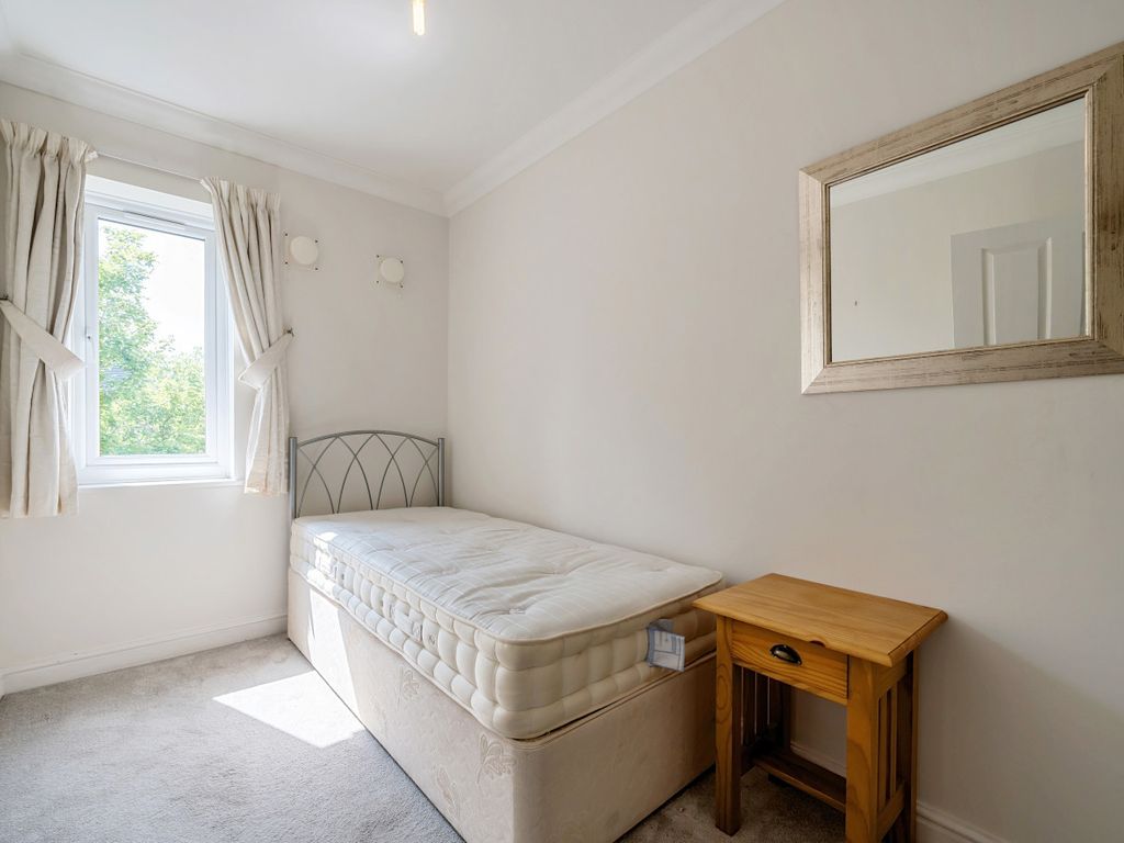 2 bed flat for sale in Oakey Drive, Wokingham, Berkshire, Berkshire RG40, £240,000