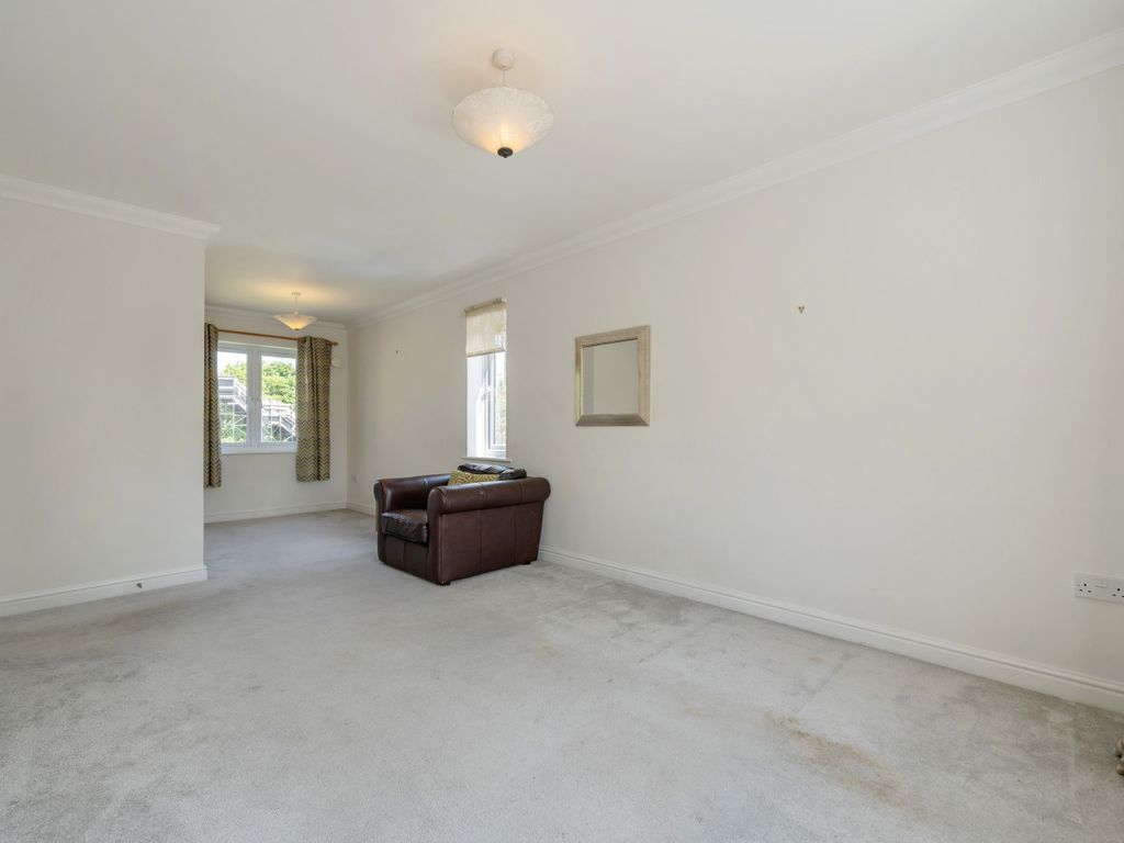 2 bed flat for sale in Oakey Drive, Wokingham, Berkshire, Berkshire RG40, £240,000