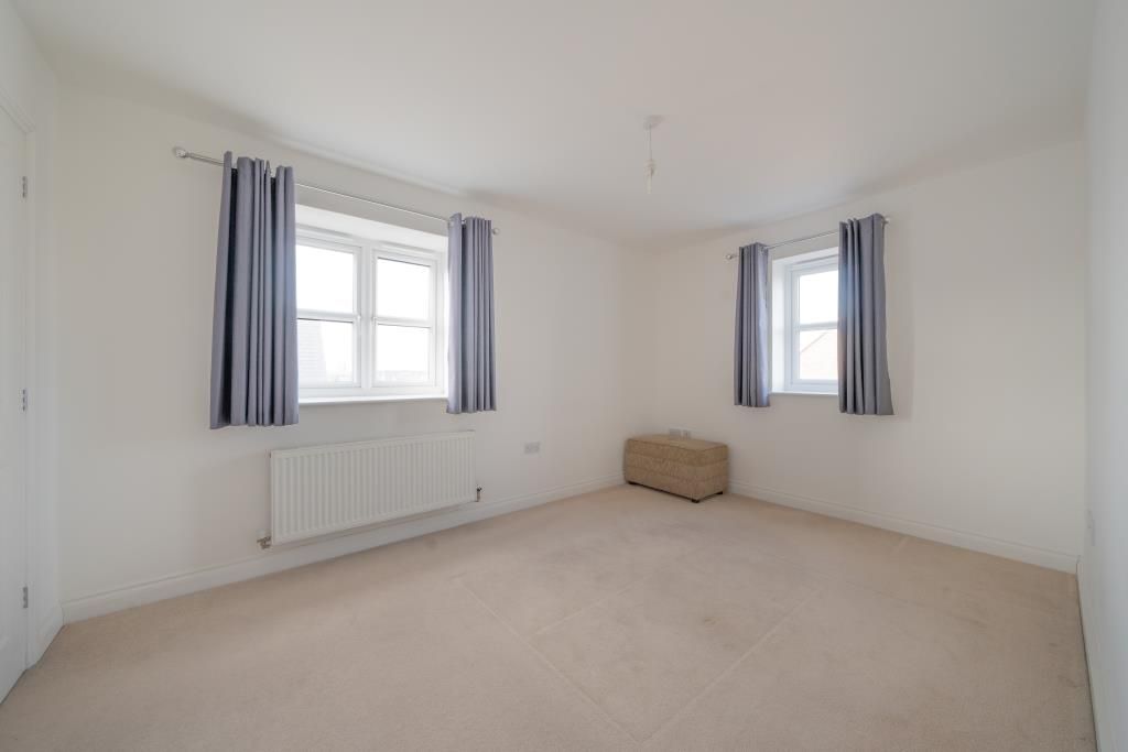 2 bed flat for sale in Aylesbury, Buckinghamshire HP21, £200,000