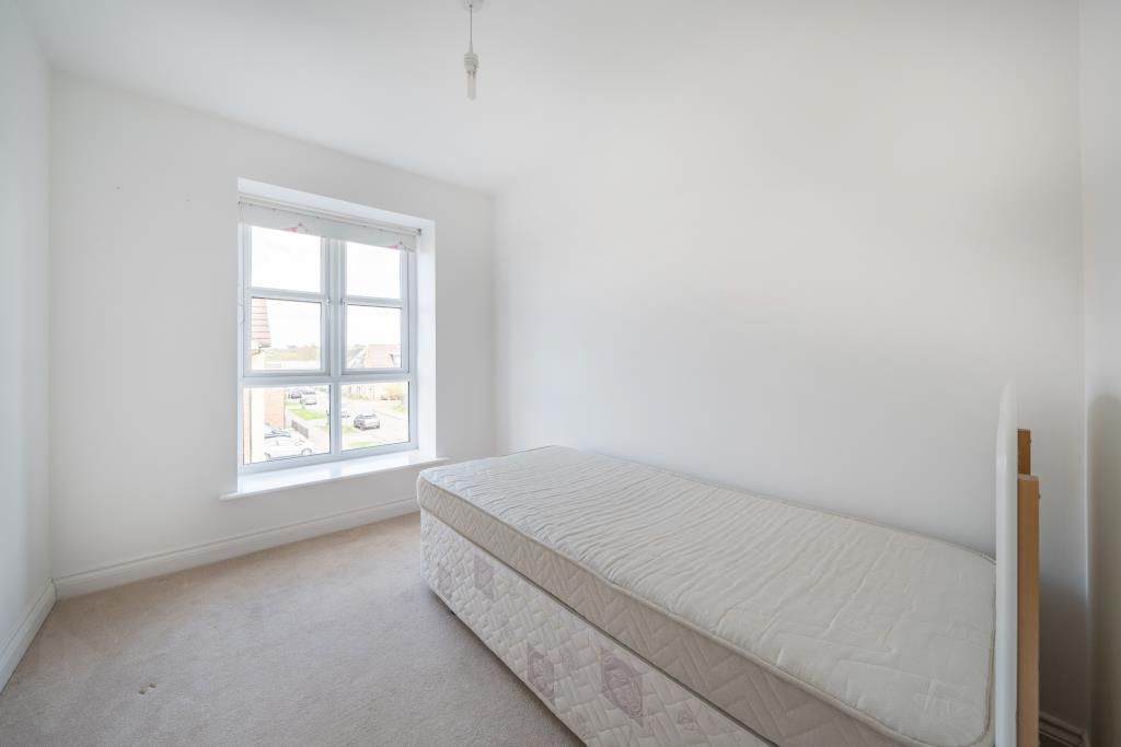 2 bed flat for sale in Aylesbury, Buckinghamshire HP21, £200,000