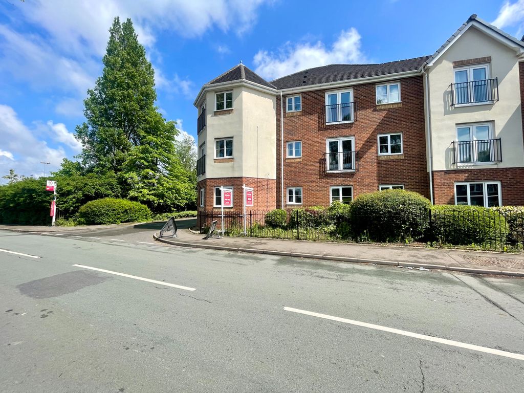 2 bed flat for sale in The Avenue, Darlaston, Wednesbury WS10, £100,000