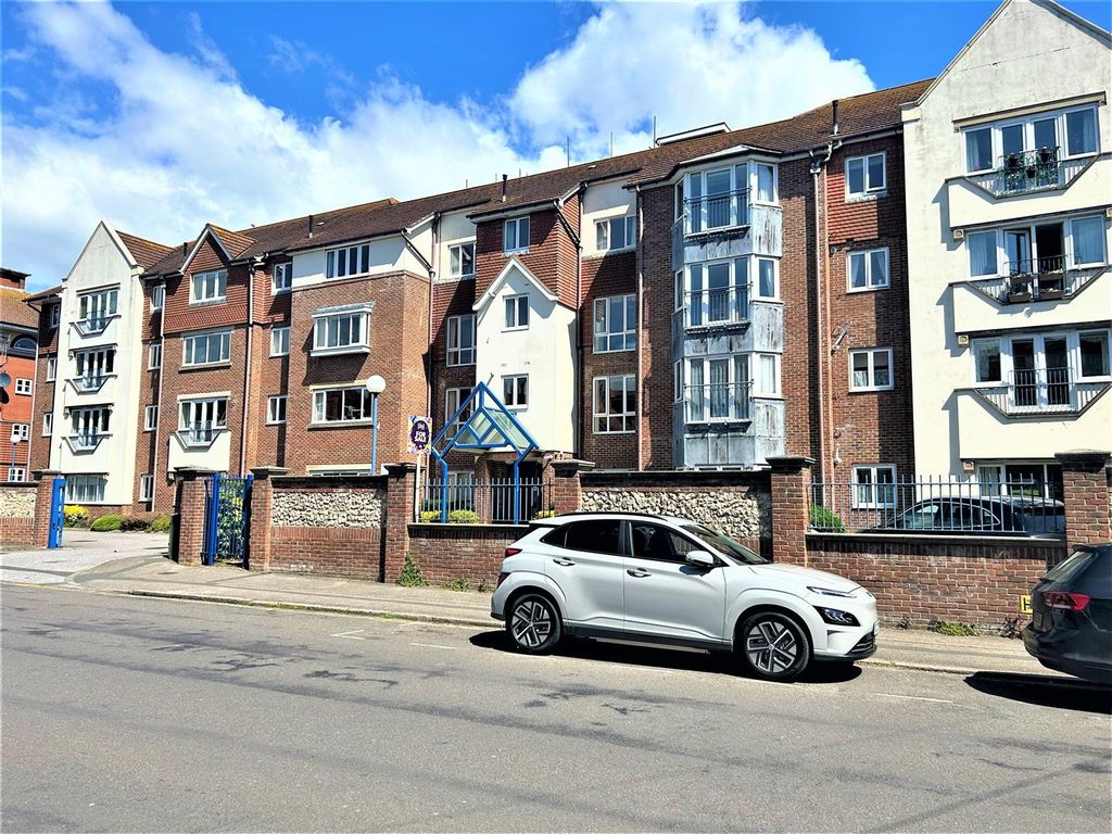 2 bed flat for sale in Southfields Road, Eastbourne BN21, £235,000