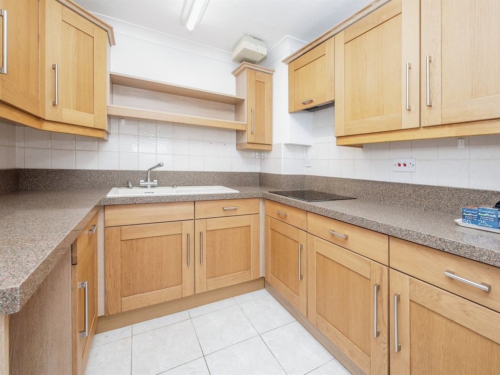 2 bed flat for sale in Cromer Road, North Walsham NR28, £110,000
