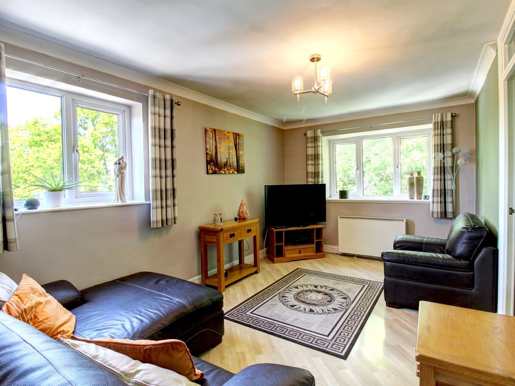 2 bed flat for sale in Menzies Avenue, Laindon, Basildon SS15, £160,000