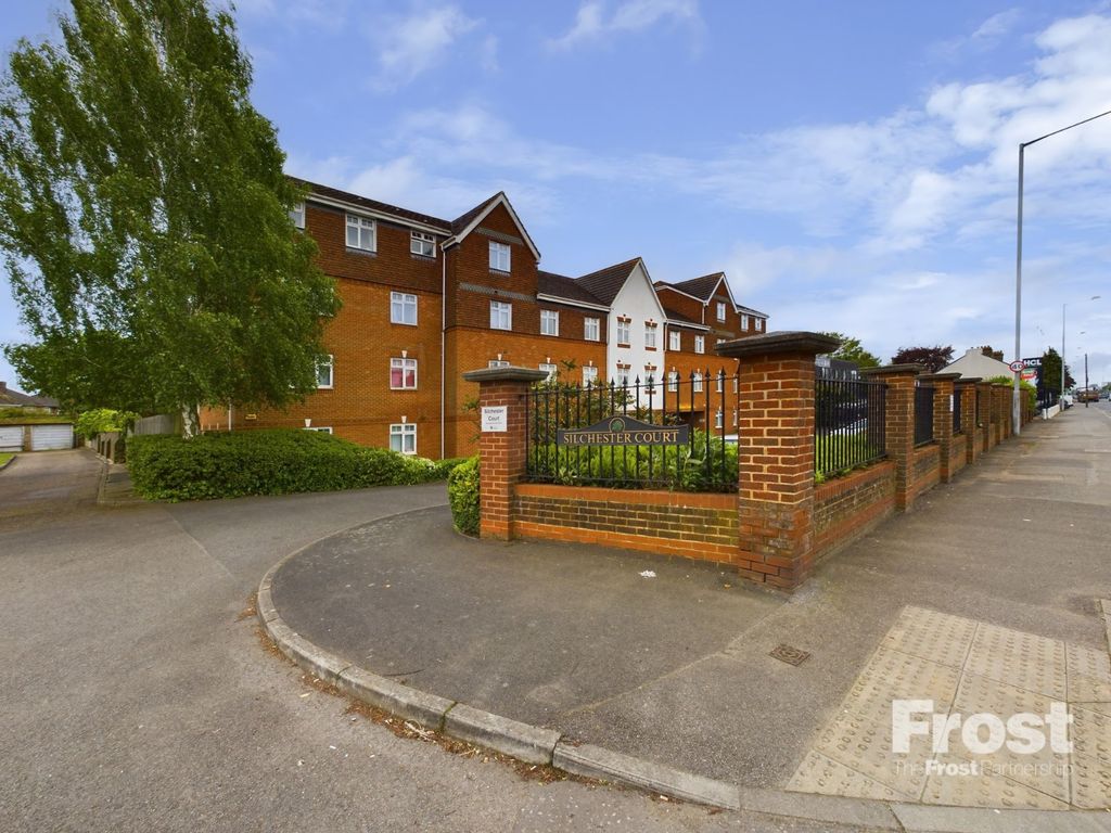 2 bed flat for sale in London Road, Ashford, Surrey TW15, £270,000