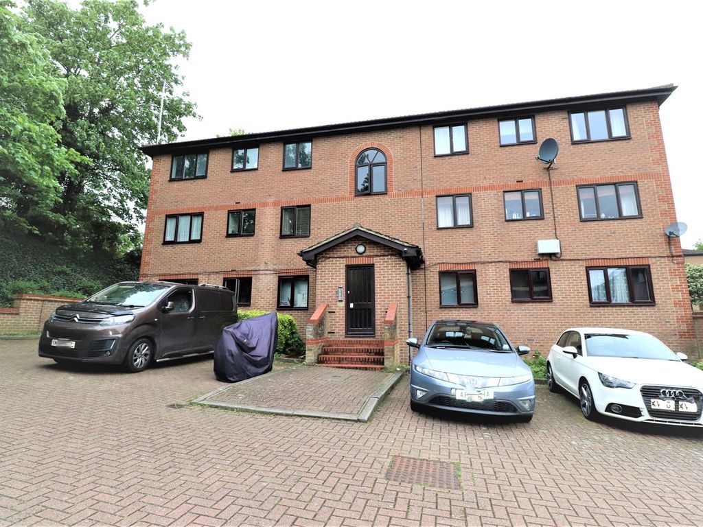 2 bed flat for sale in Winston Close, Greenhithe, Kent DA9, £190,000