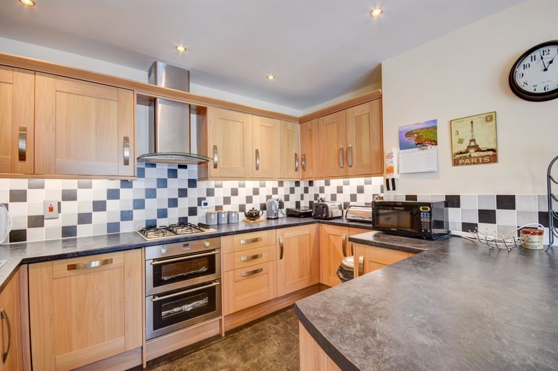 2 bed flat for sale in Crescent Avenue, Whitby YO21, £315,000