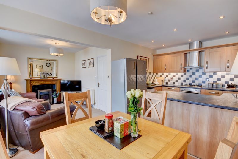 2 bed flat for sale in Crescent Avenue, Whitby YO21, £315,000