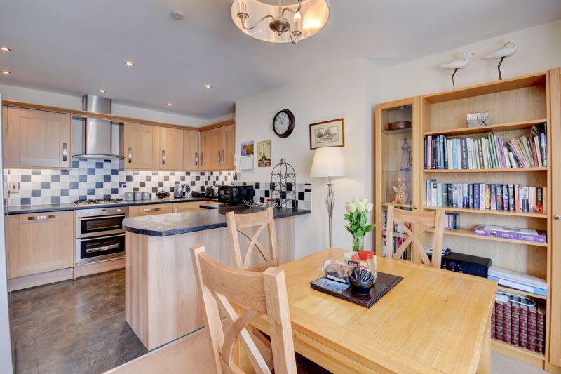2 bed flat for sale in Crescent Avenue, Whitby YO21, £315,000