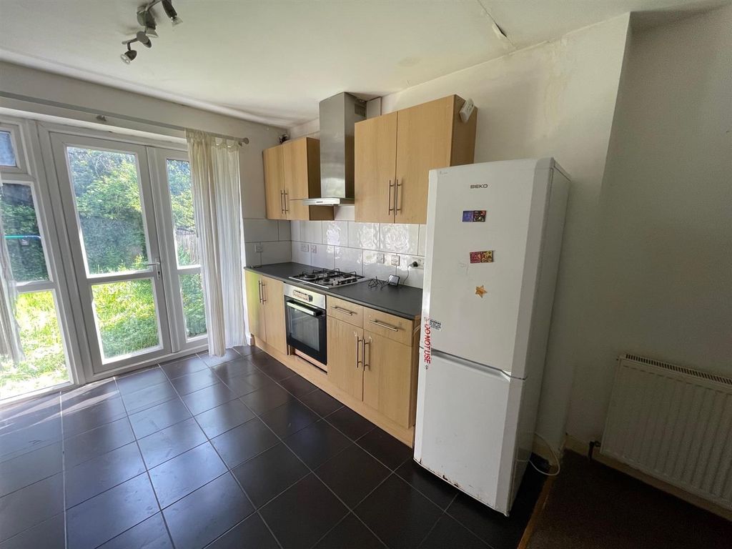 2 bed maisonette for sale in Vancouver Road, Burnt Oak, Edgware HA8, £280,000