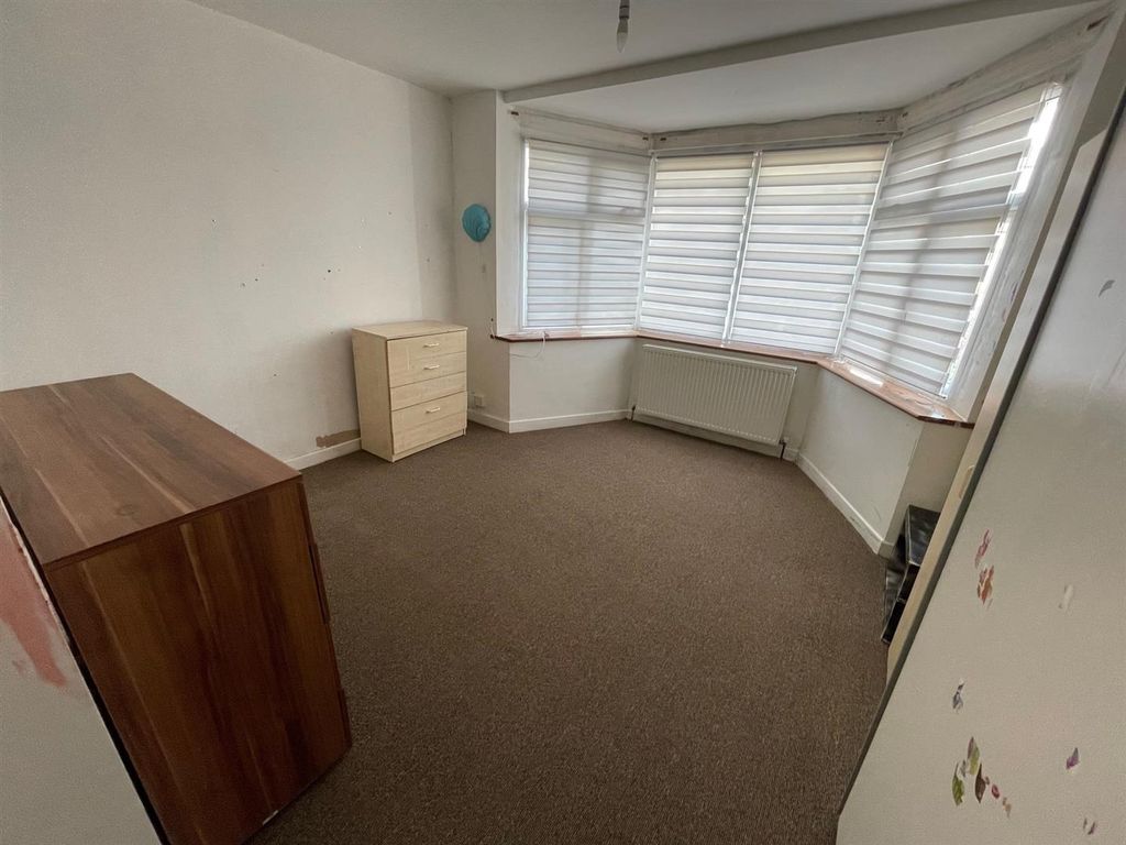 2 bed maisonette for sale in Vancouver Road, Burnt Oak, Edgware HA8, £280,000
