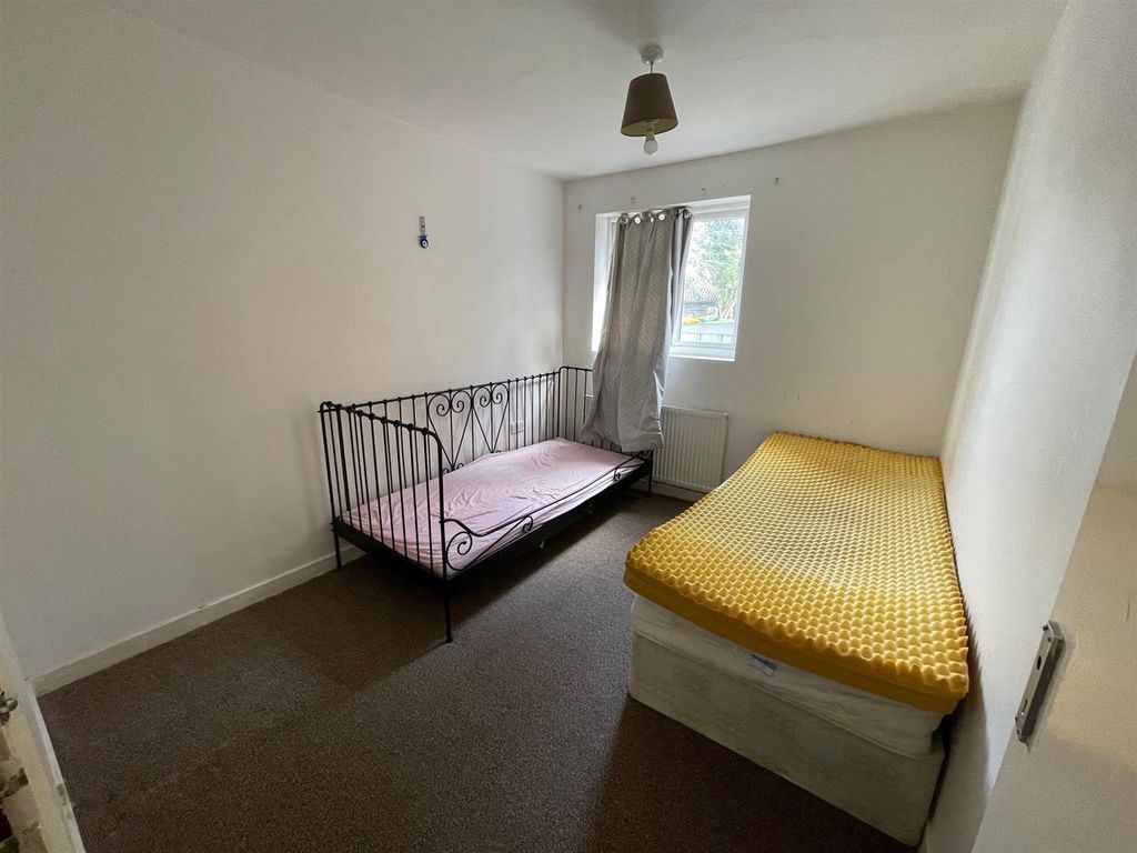 2 bed maisonette for sale in Vancouver Road, Burnt Oak, Edgware HA8, £280,000