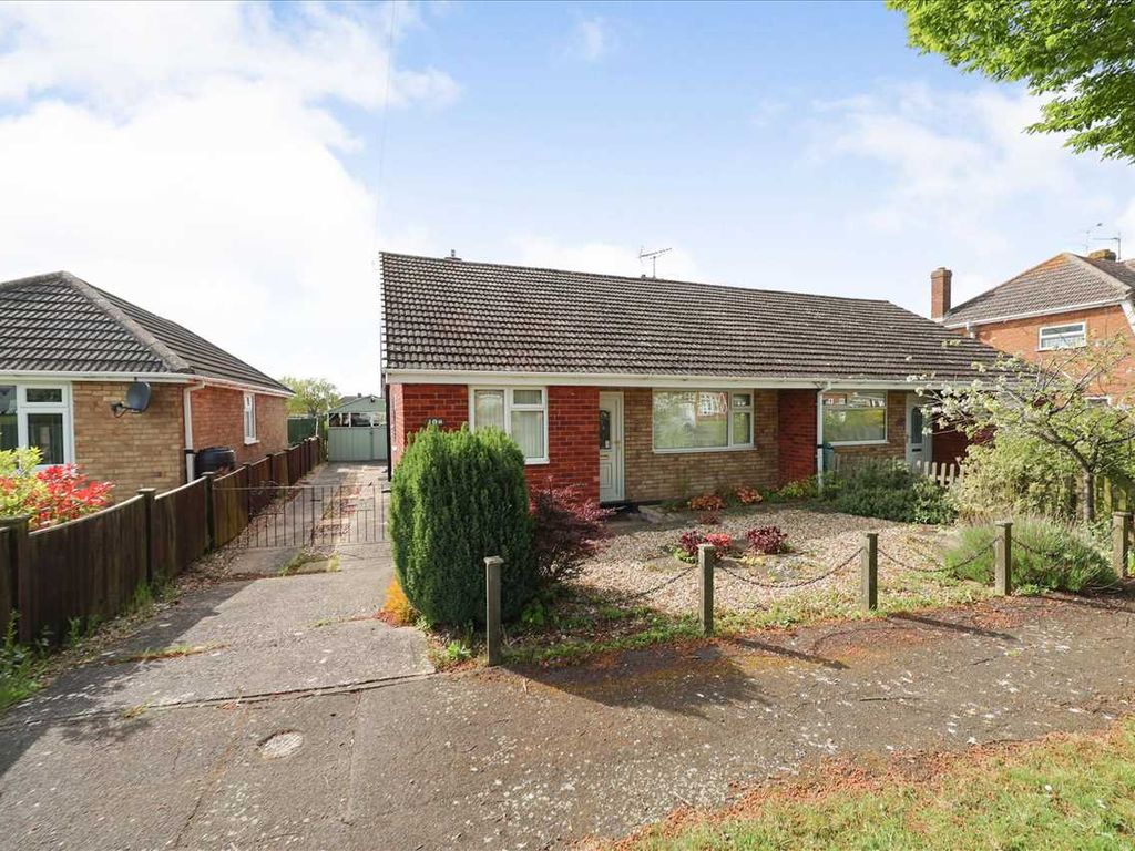2 bed bungalow for sale in Hollywell Road, Waddington, Lincoln LN5, £160,000