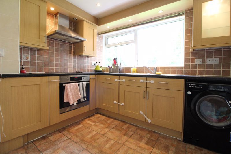 2 bed flat for sale in The Shires, Old Bedford Road, Luton LU2, £225,000