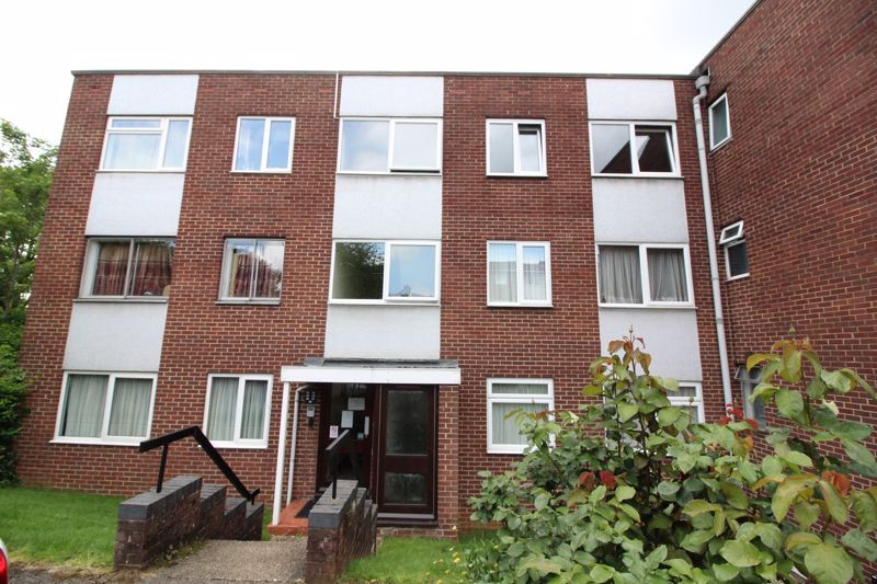 2 bed flat for sale in The Shires, Old Bedford Road, Luton LU2, £225,000