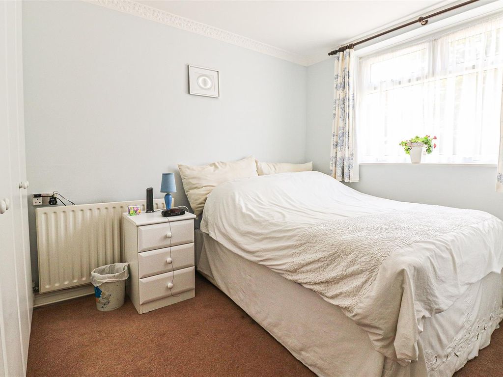 2 bed flat for sale in Knowsley Road, Southport PR9, £120,000