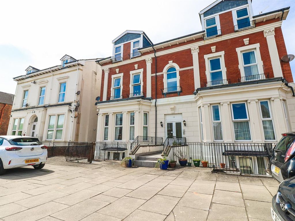 2 bed flat for sale in Knowsley Road, Southport PR9, £120,000