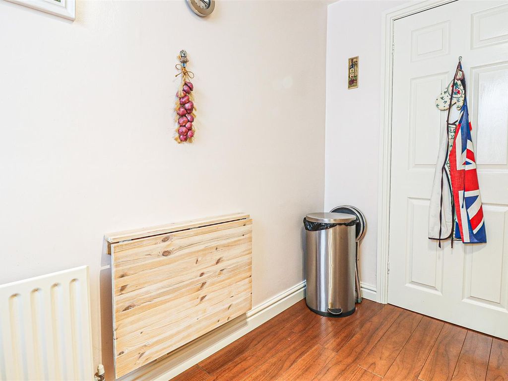 2 bed flat for sale in Knowsley Road, Southport PR9, £120,000