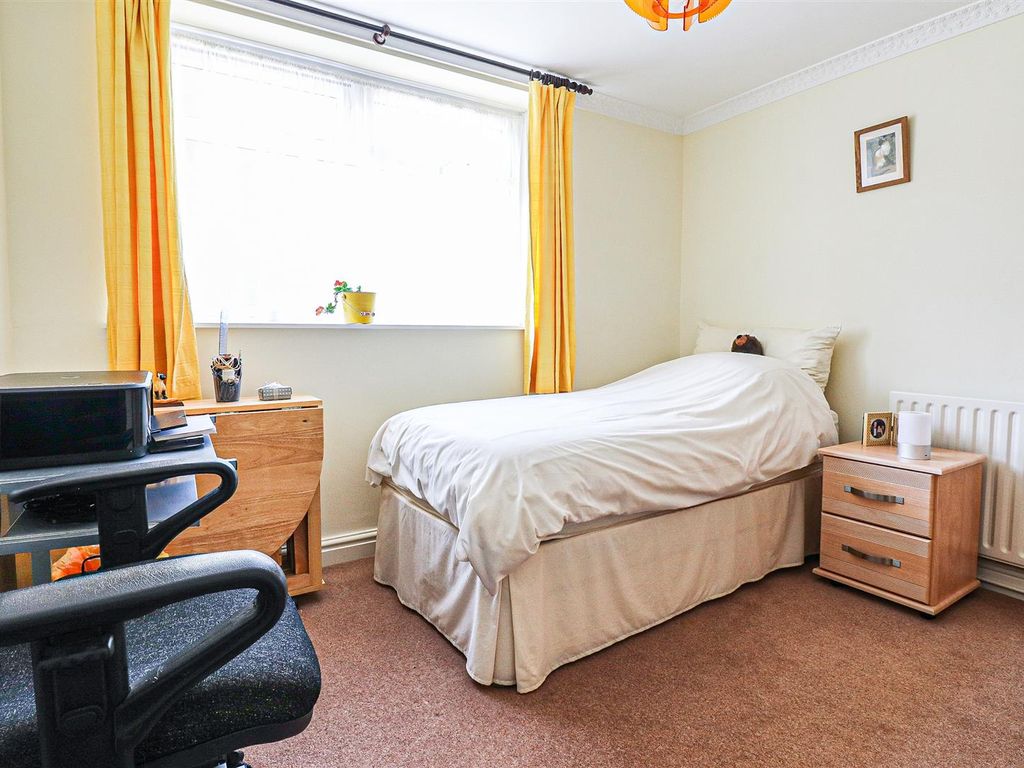 2 bed flat for sale in Knowsley Road, Southport PR9, £120,000