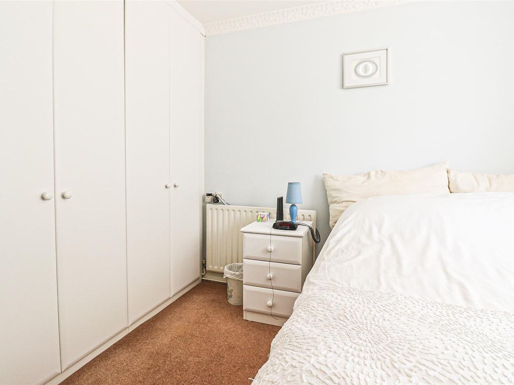 2 bed flat for sale in Knowsley Road, Southport PR9, £120,000