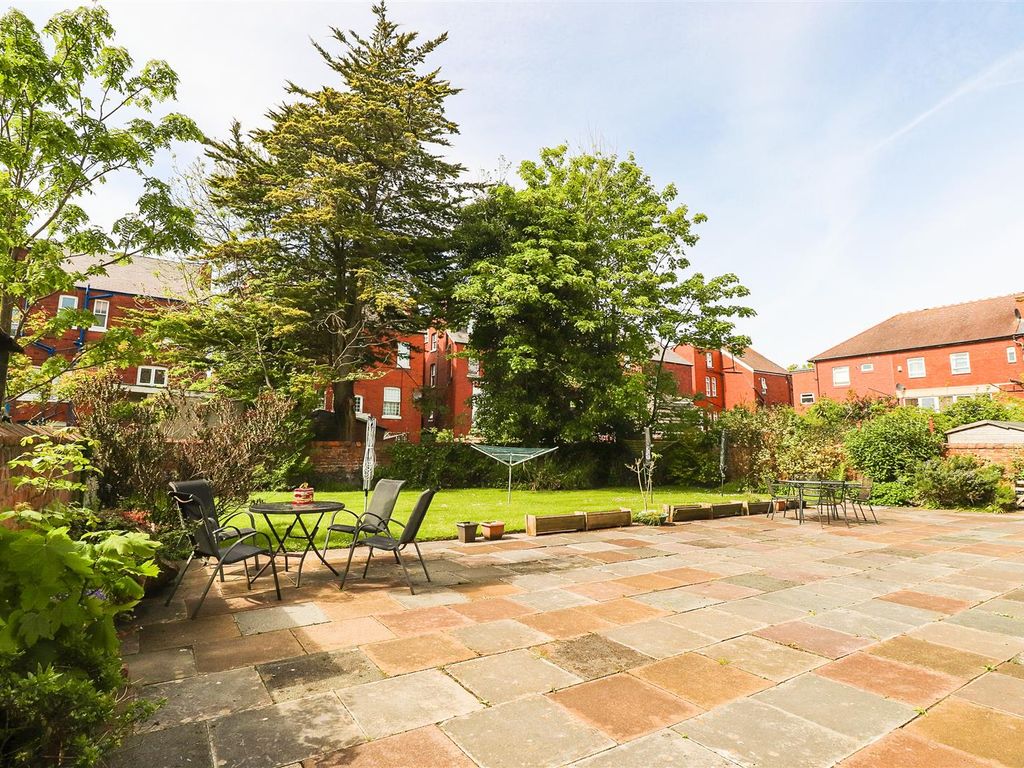 2 bed flat for sale in Knowsley Road, Southport PR9, £120,000