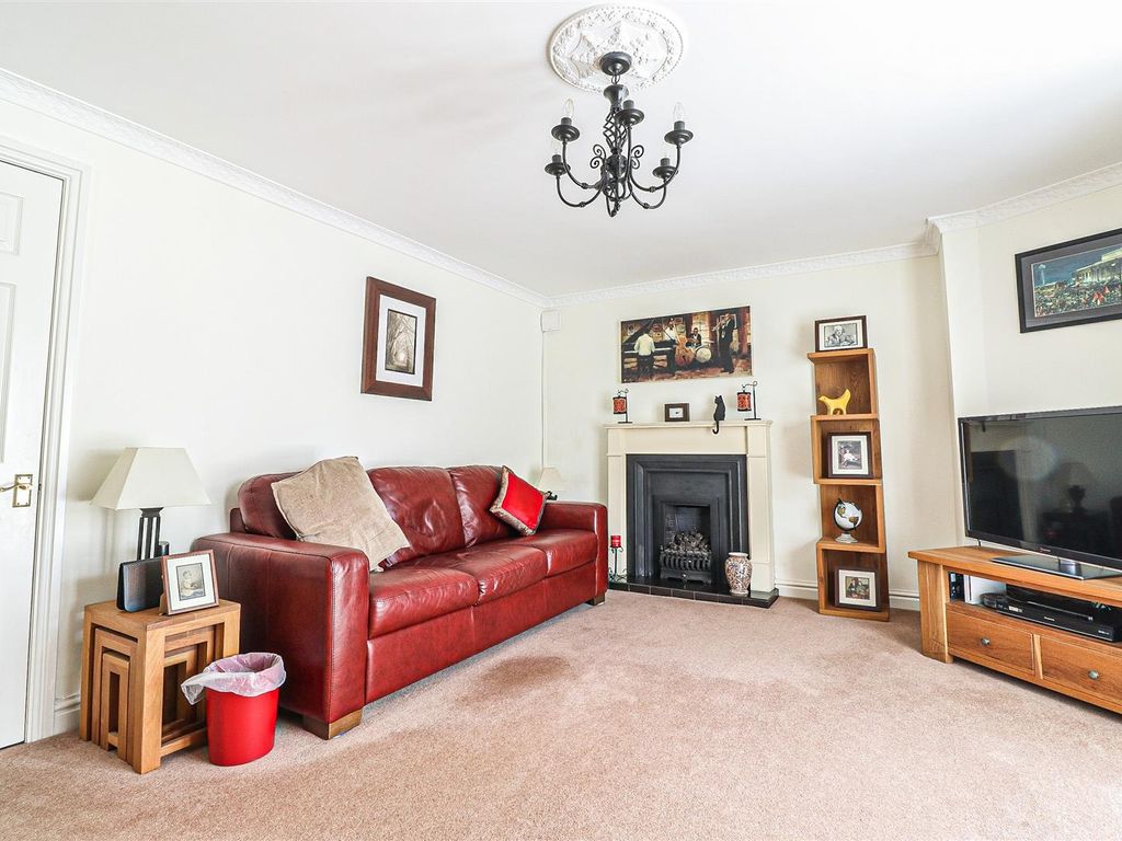 2 bed flat for sale in Knowsley Road, Southport PR9, £120,000