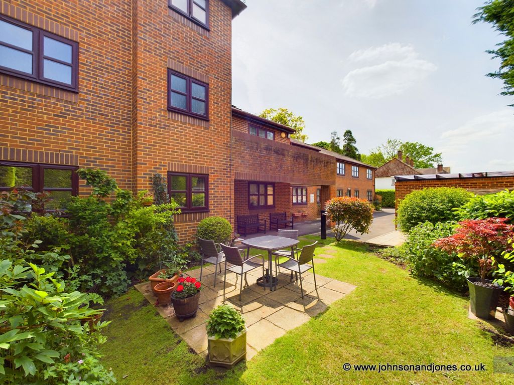 1 bed flat for sale in Drill Hall Road, Chertsey KT16, £125,000