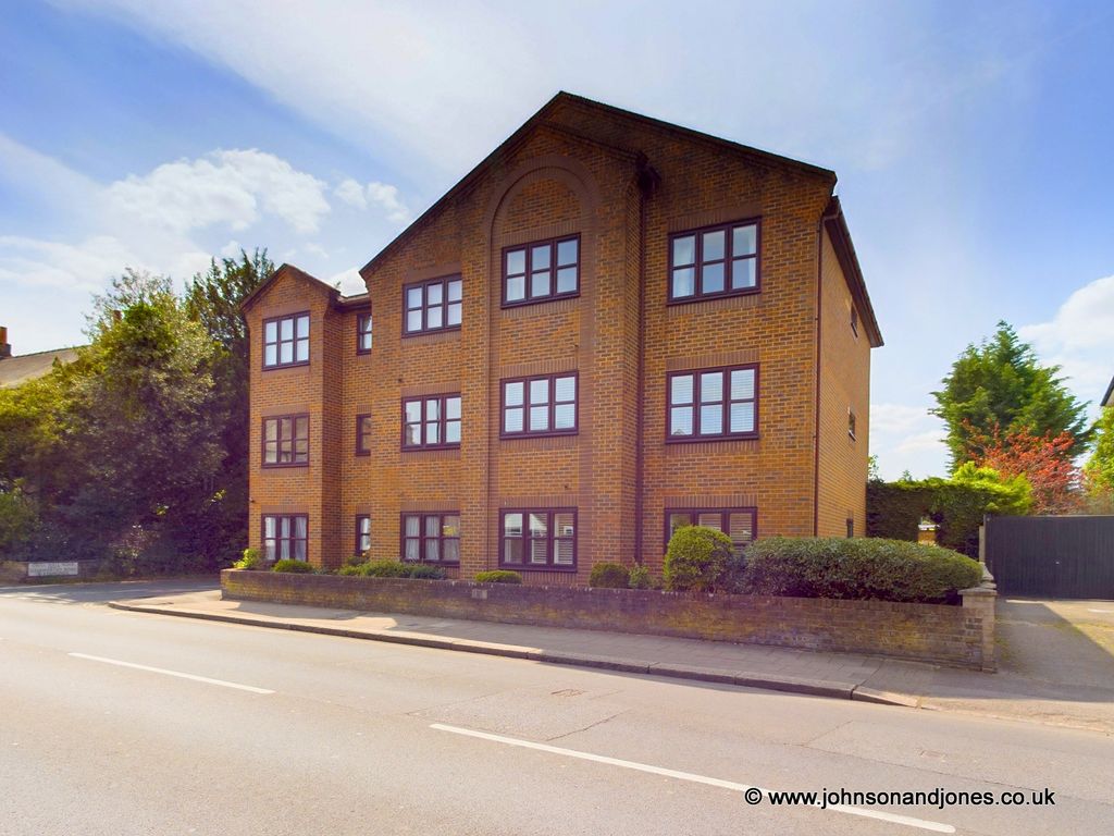 1 bed flat for sale in Drill Hall Road, Chertsey KT16, £125,000