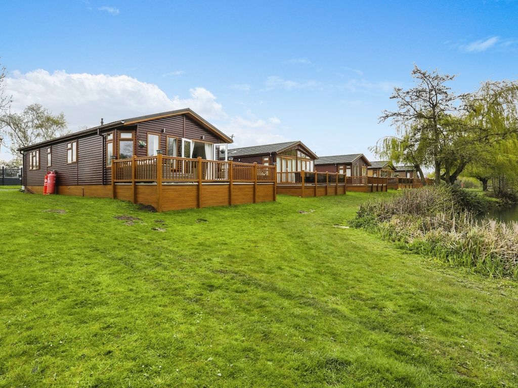 2 bed mobile/park home for sale in Carlton Meres, Carlton, Saxmundham IP17, £130,000