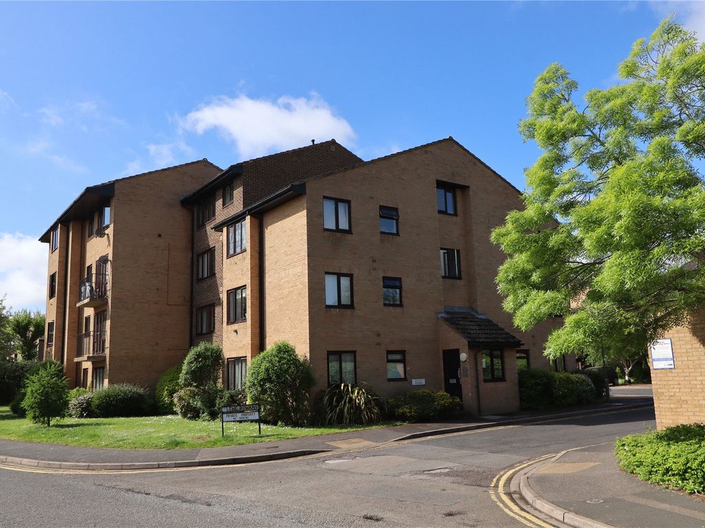 1 bed flat for sale in Woking, Surrey GU22, £210,000