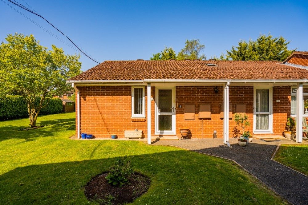 1 bed bungalow for sale in Langtons Meadow, Farnham Common SL2, £140,000