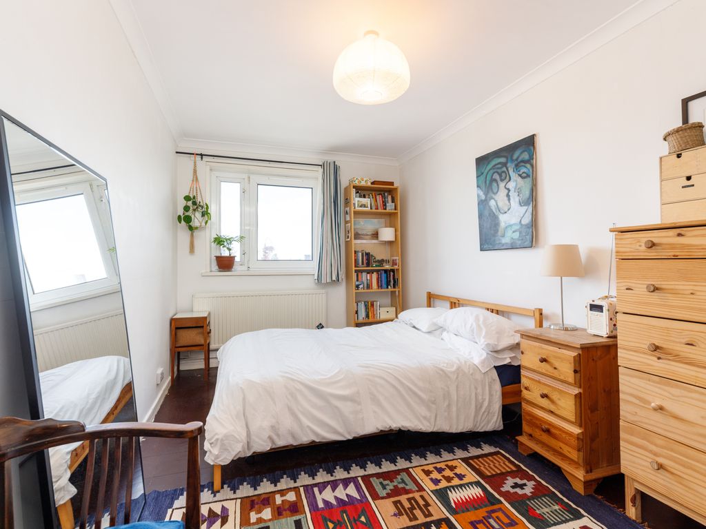 2 bed flat for sale in Jodrell Road, London E3, £300,000
