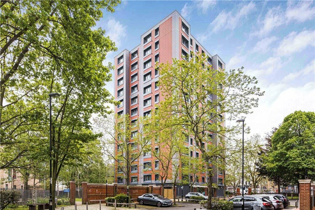 2 bed flat for sale in Hatfield Close, London SE14, £200,000