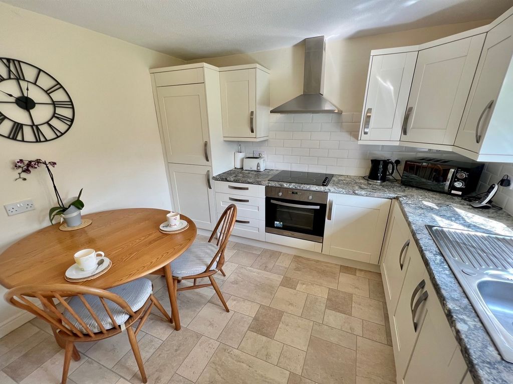 2 bed flat for sale in Shirleys Close, Prestbury, Macclesfield SK10, £259,950