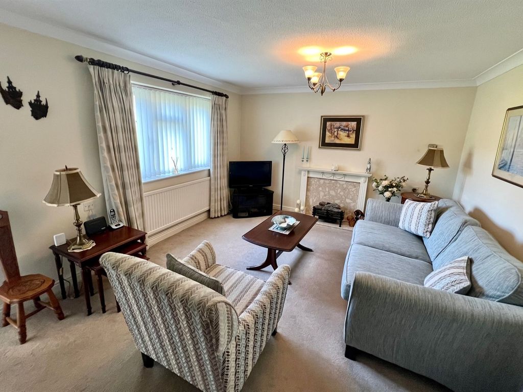 2 bed flat for sale in Shirleys Close, Prestbury, Macclesfield SK10, £259,950