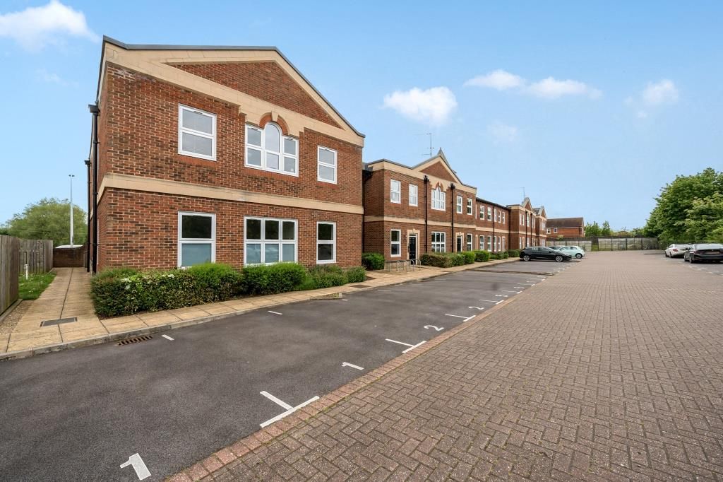 2 bed flat for sale in Thatcham RG19,, £220,000