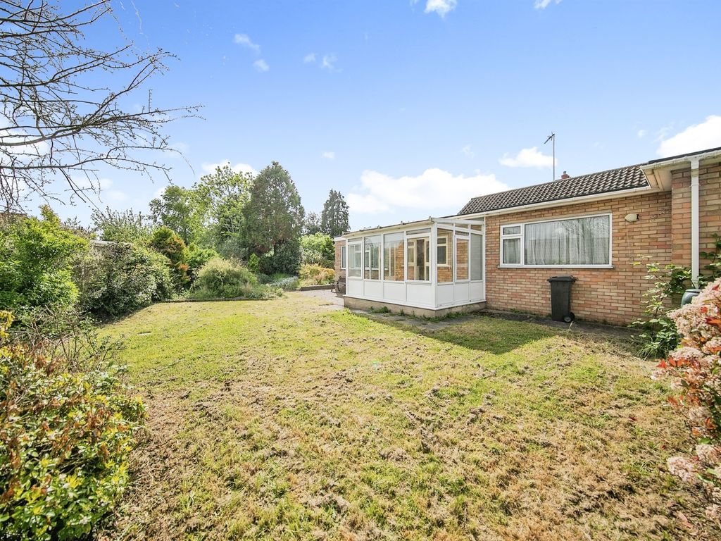 3 bed detached bungalow for sale in Glebe Close, Sproughton, Ipswich IP8, £315,000
