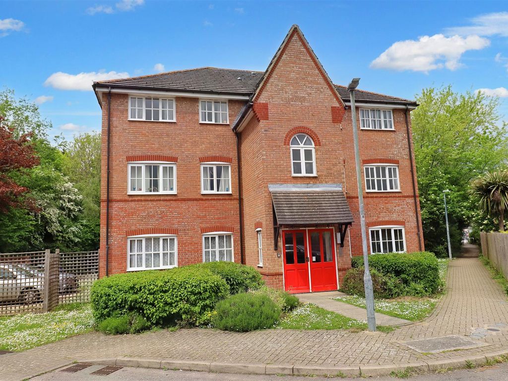 2 bed flat for sale in Ragley Close, Great Notley, Braintree CM77, £190,000