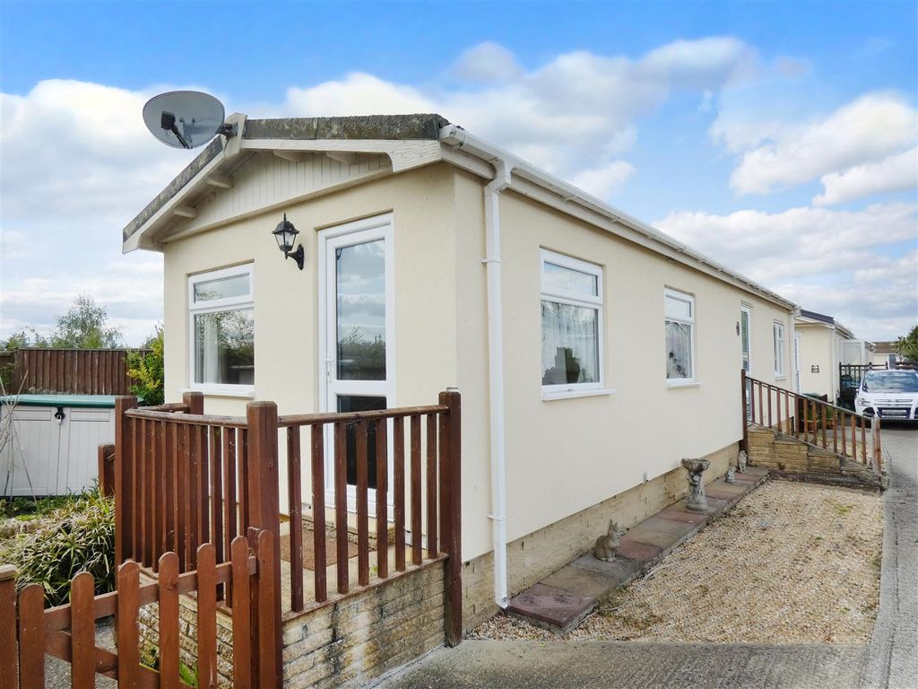 2 bed mobile/park home for sale in The Marigolds, Shripney Road, Bognor Regis PO22, £90,000