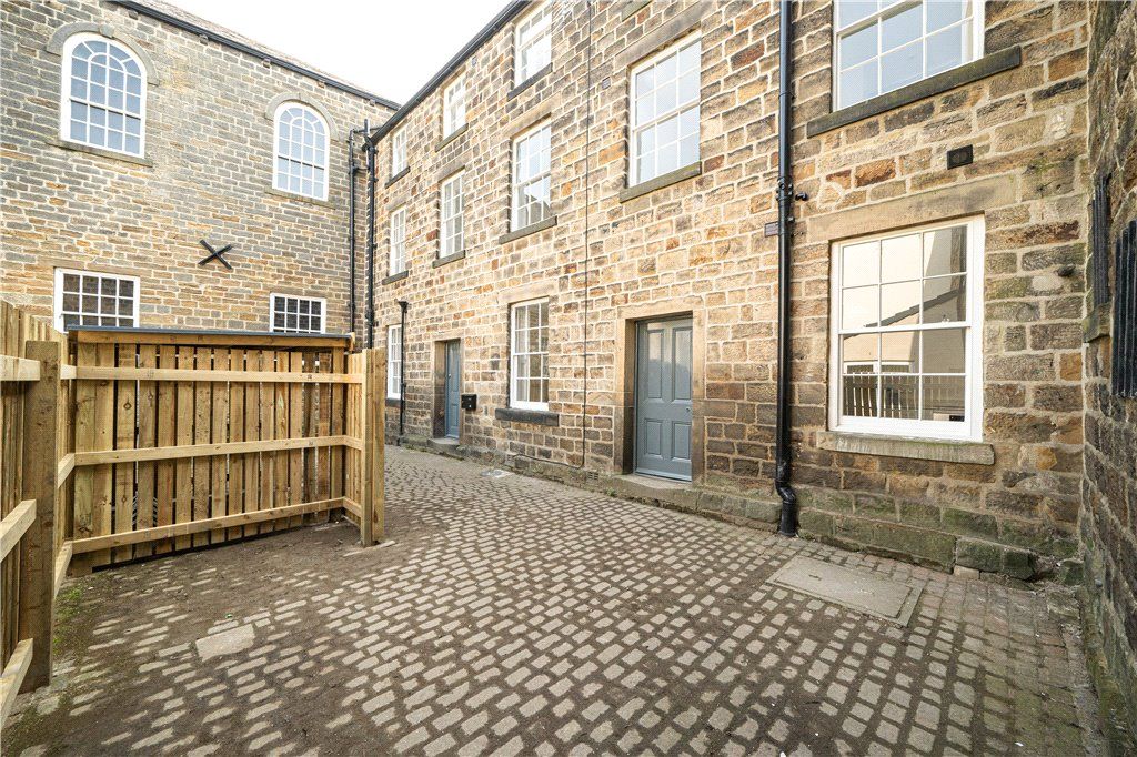 2 bed flat for sale in Boroughgate, Otley, West Yorkshire LS21, £190,000